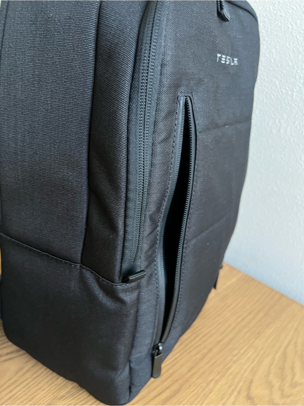 Tesla Black Laptop Travel Backpack with Matching Toiletry Pouch Set - Picture 3 of 14
